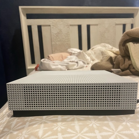 Xbox One S Console Bundle - Picture 11 of 12